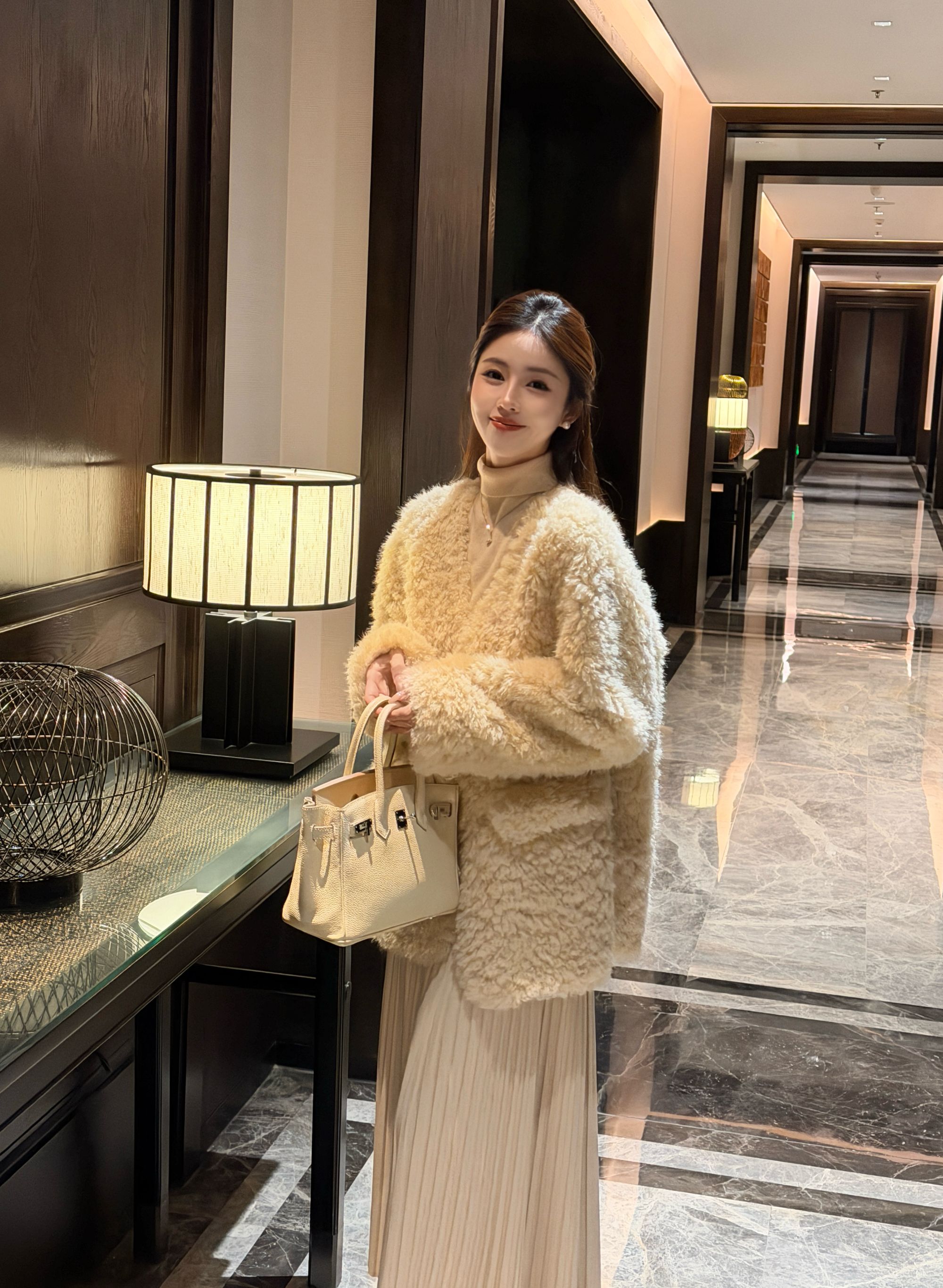 Vezhi | 舒芙蕾 新款慵懒氛围感宽松气质保暖毛毛外套VZDZ8171