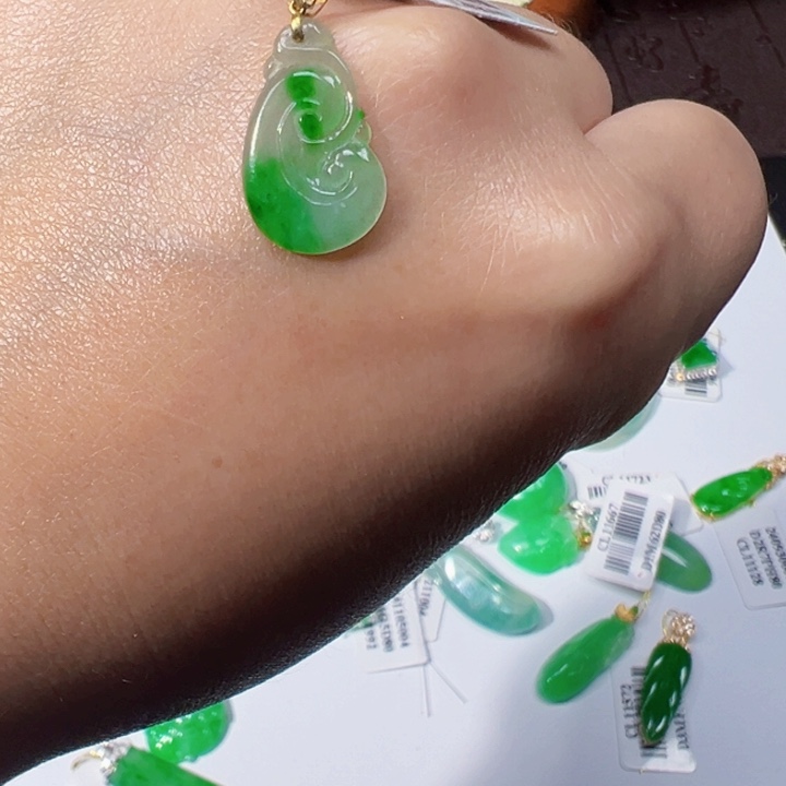 翡翠挂件18K金镶嵌翡翠