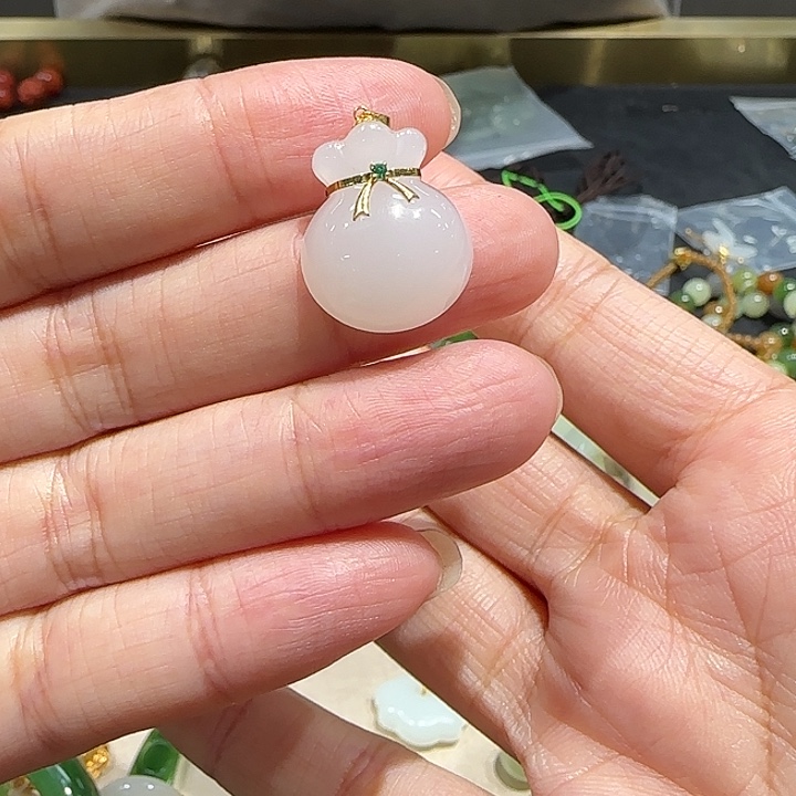 和田玉18K金镶嵌颈饰