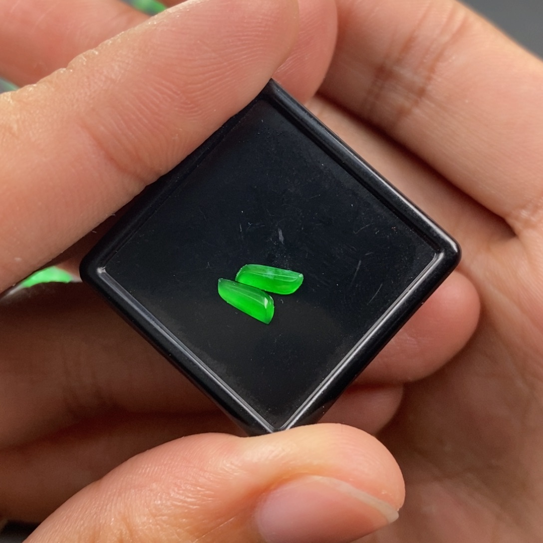 翡翠耳饰未镶嵌翡翠