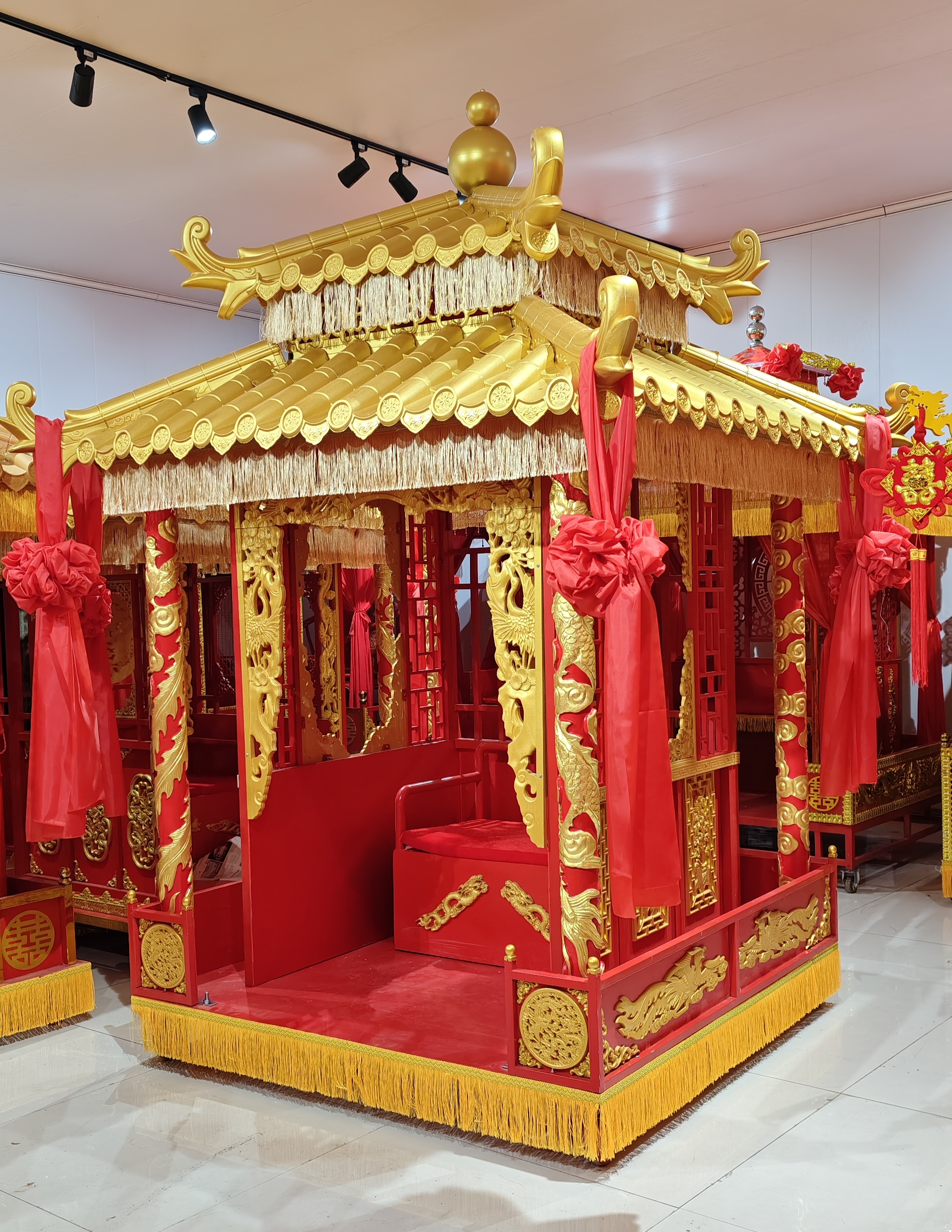 中式婚礼婚庆木雕花轿豪华迎亲金顶金仿古瓦步撵描金花轿十六抬轿