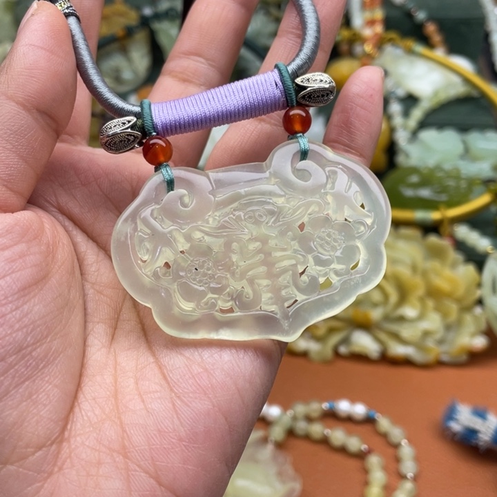 蛇纹石玉吊坠合金