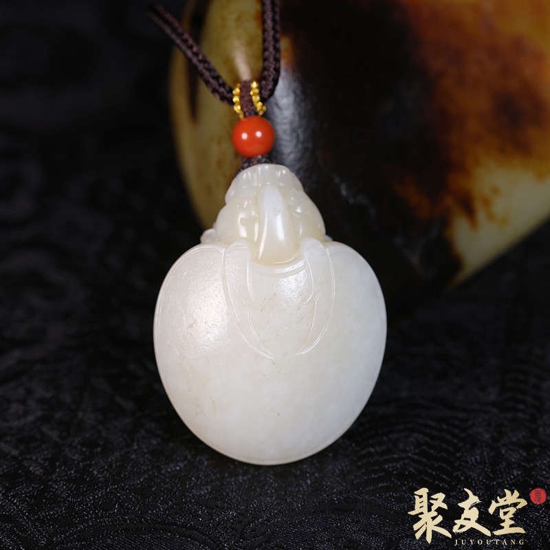 W45聚友堂王伟玉雕21.6克新疆和田玉籽料特色白玉龙龟白皮色挂件