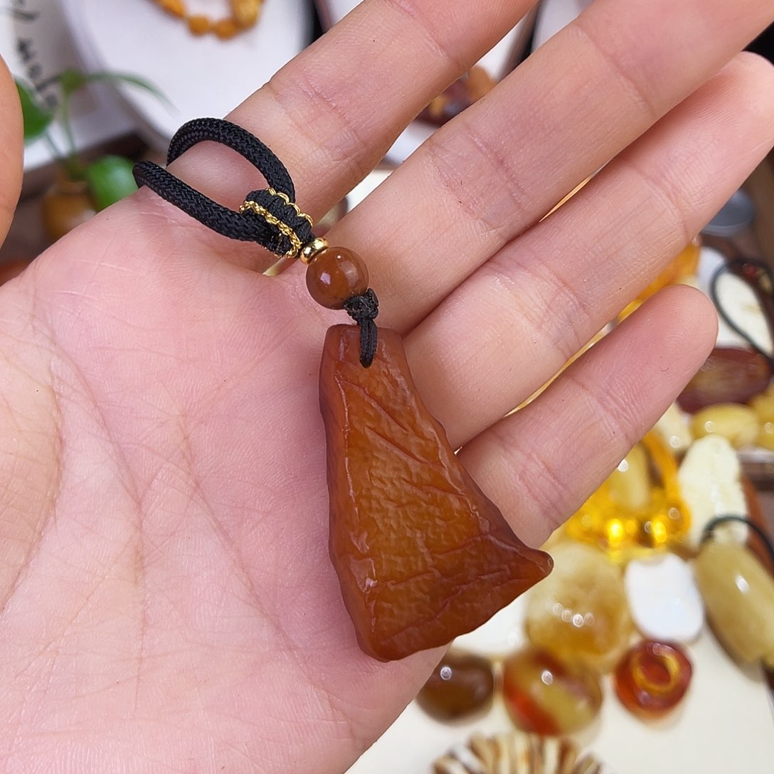 琥珀珠宝奇石未镶嵌。