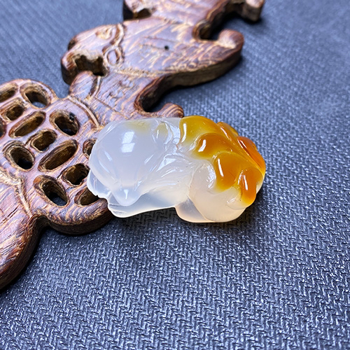 玛瑙玉髓吊坠俏色巧狐狸实物更好