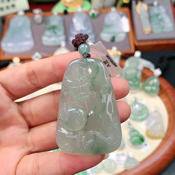 翡翠未镶嵌颈饰龙牌