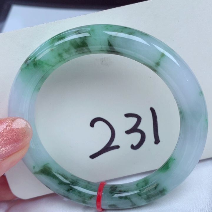 翡翠手镯未镶嵌翡翠