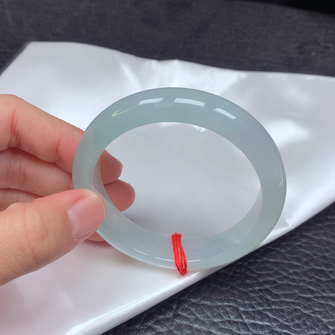 翡翠手镯未镶嵌。