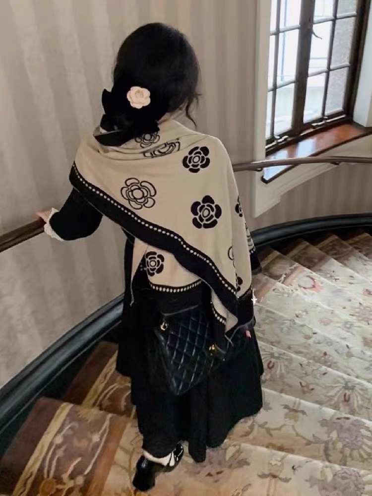 A-056经典山茶花2025新款外搭围巾披肩女两用双面保暖气质小香风