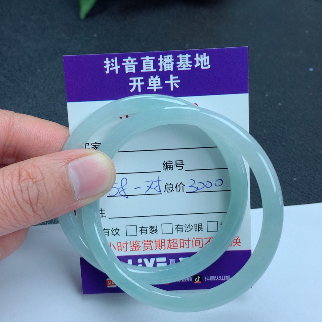 翡翠手镯未镶嵌翡翠手镯