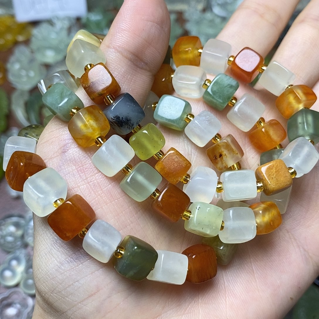 蛇纹石玉未镶嵌颈饰