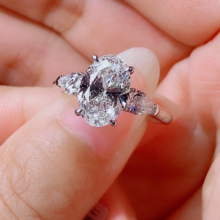 铂Pt950镶嵌实验室培育钻石2克拉椭圆三石款戒指13号