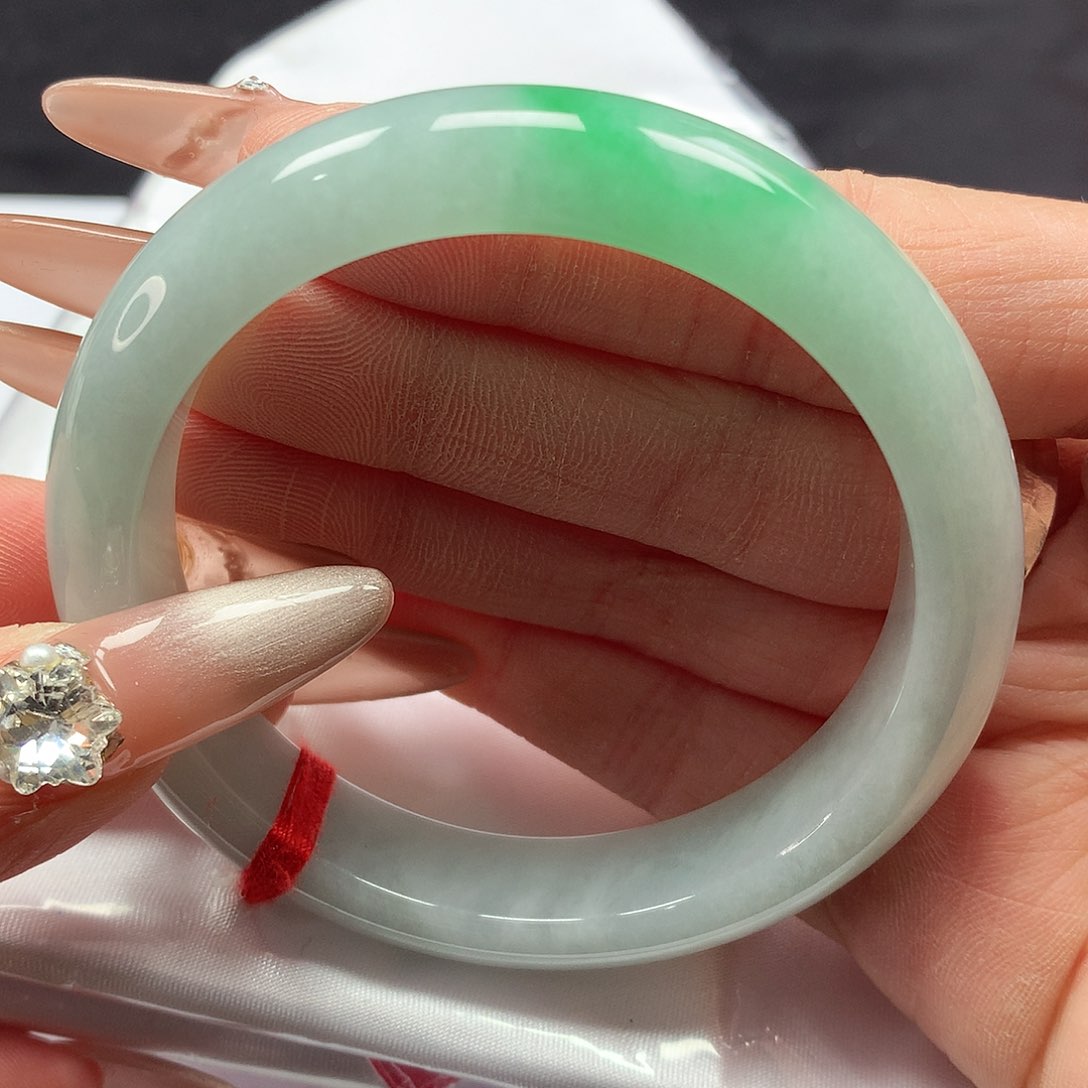 翡翠手镯未镶嵌56圈