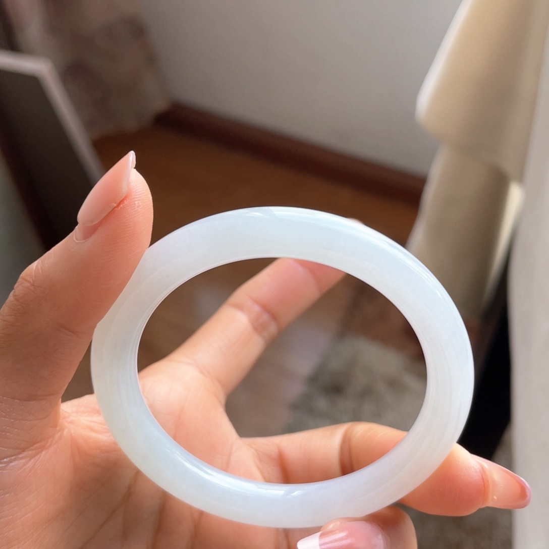 翡翠手镯未镶嵌细圆条