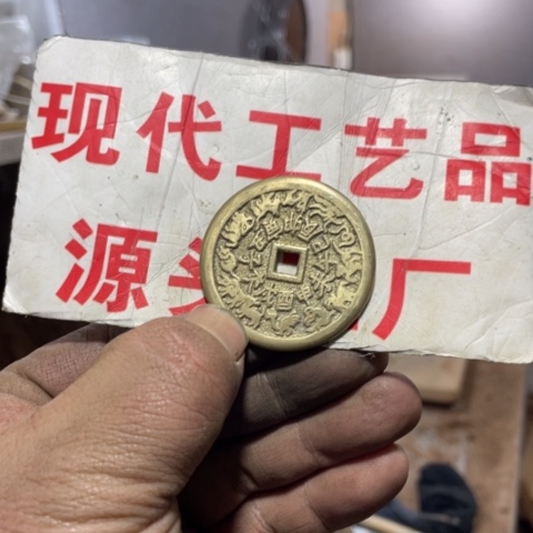 铜铮**上现代文创工艺品