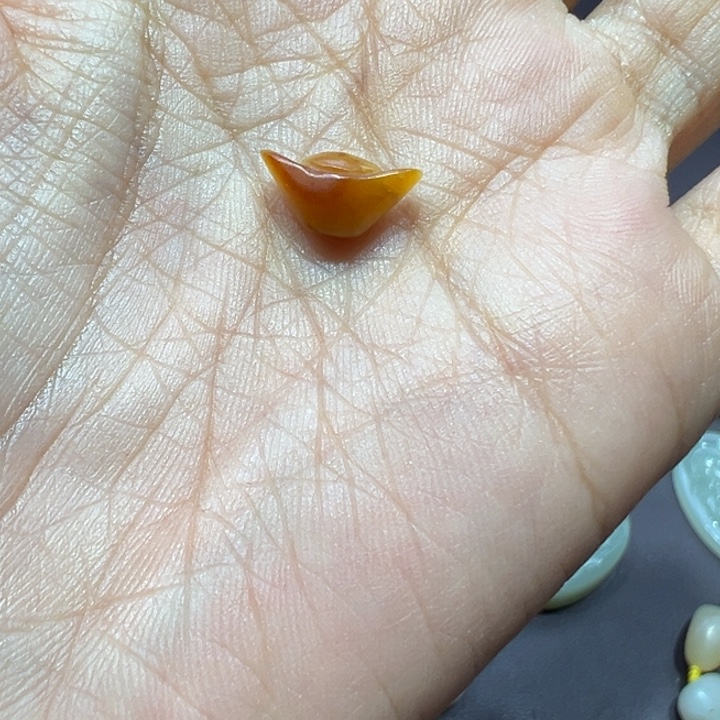 如***愿和田玉未镶嵌颈饰元宝