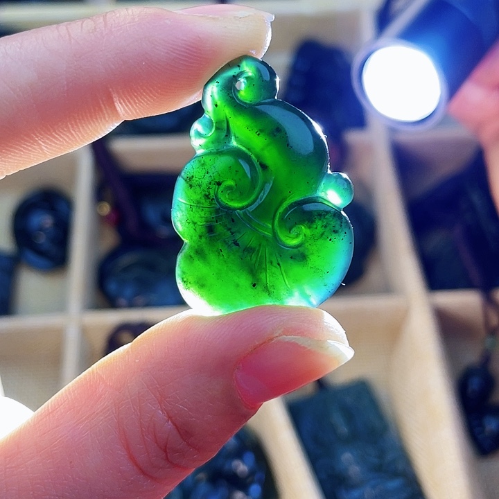 蛇纹石玉未镶嵌挂件