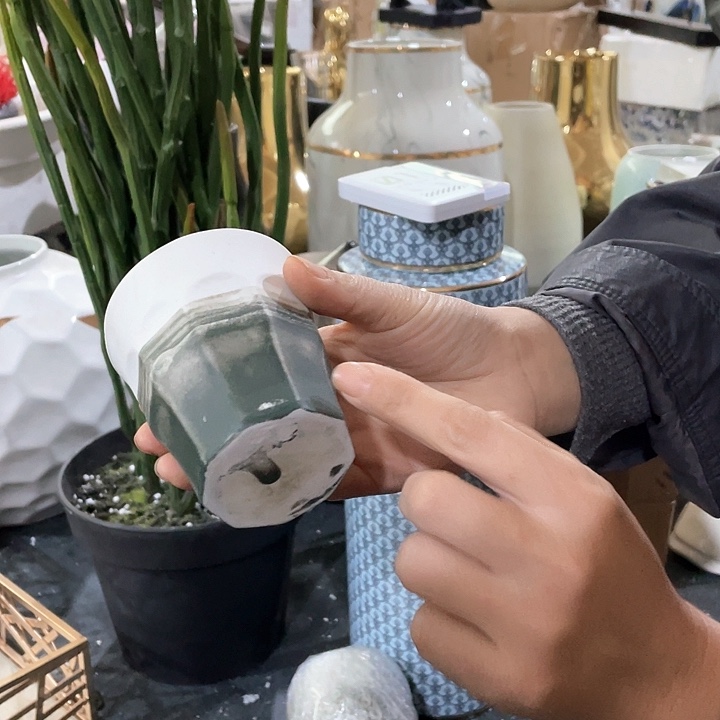 陶瓷花瓶，仿真绿植。2