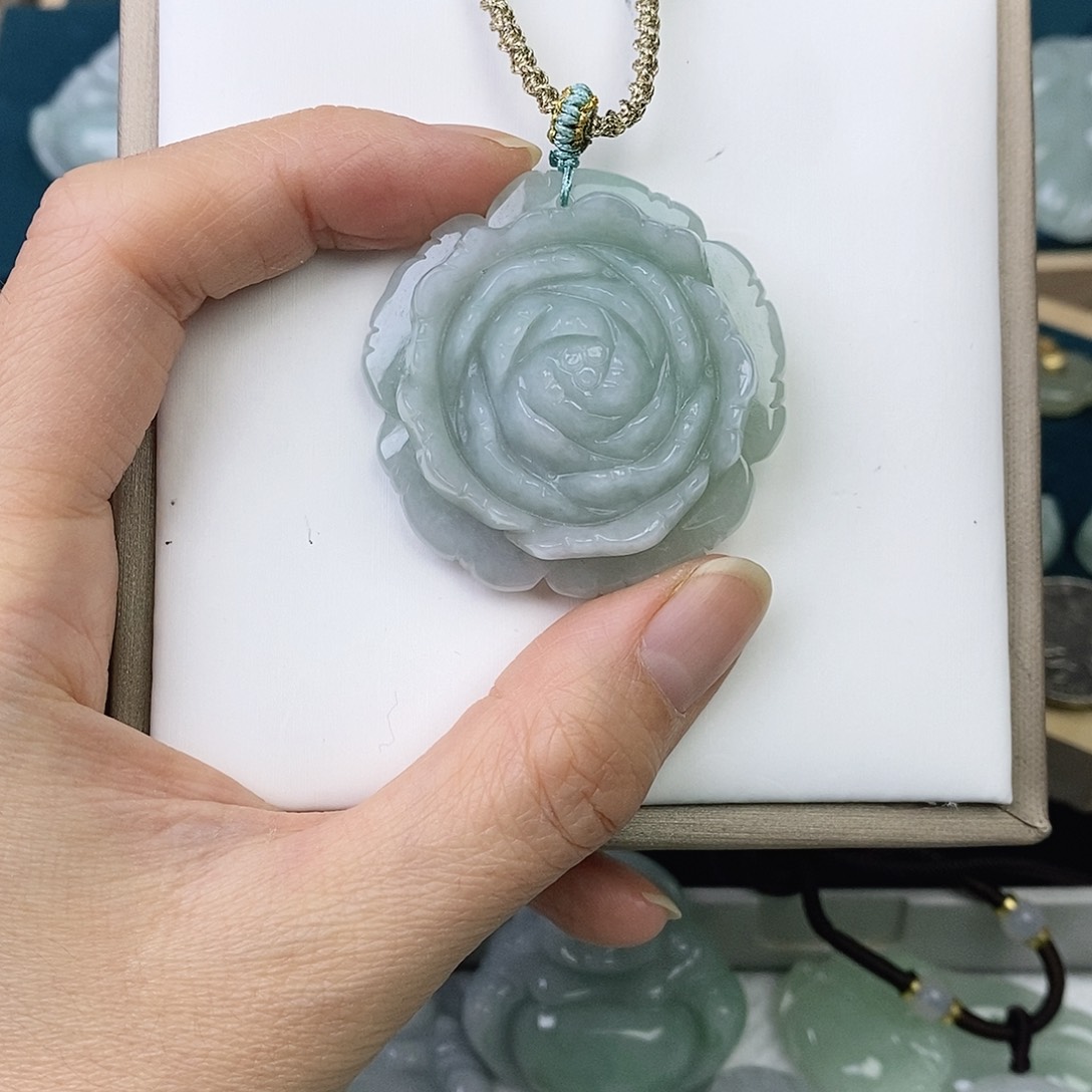 翡翠未镶嵌颈饰花