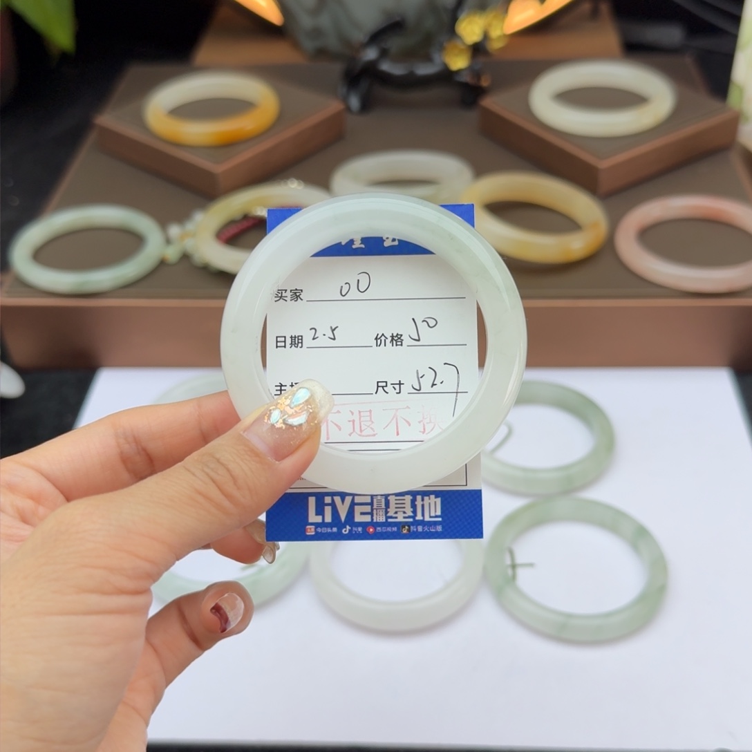 石英质玉手镯未镶嵌。*O