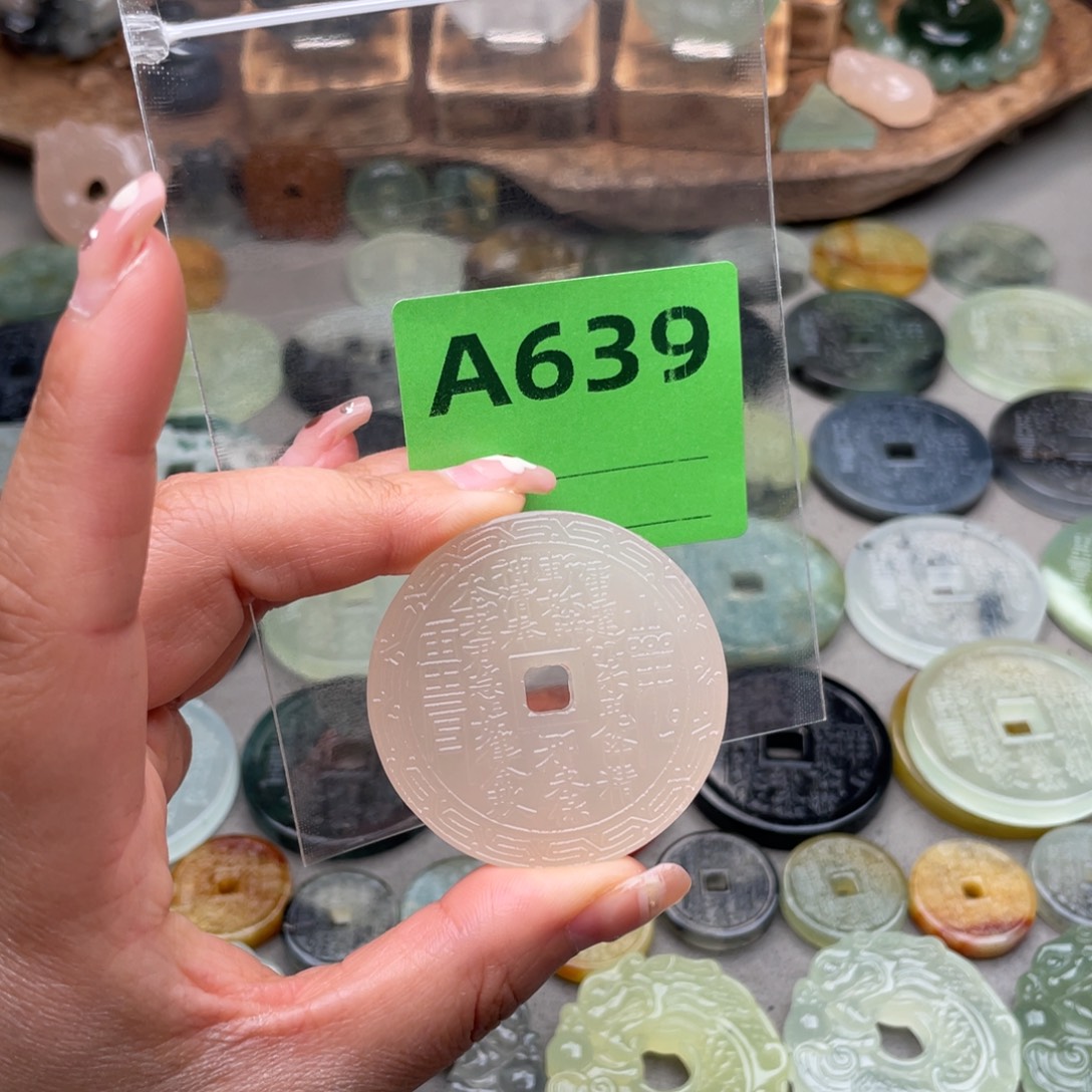 岚***岚蛇纹石玉未镶嵌颈饰