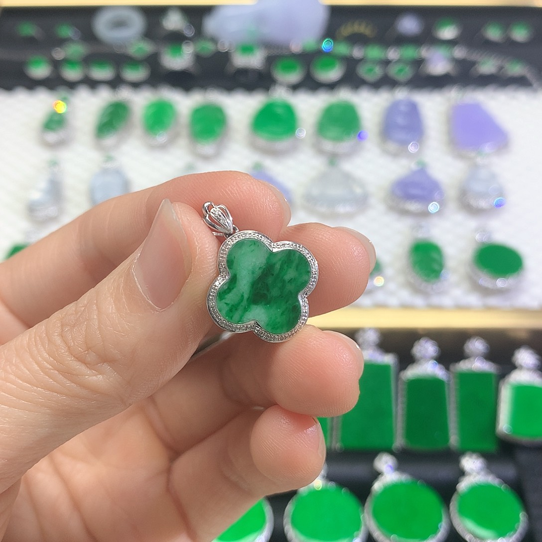 颈饰18K金镶嵌翡翠吊坠