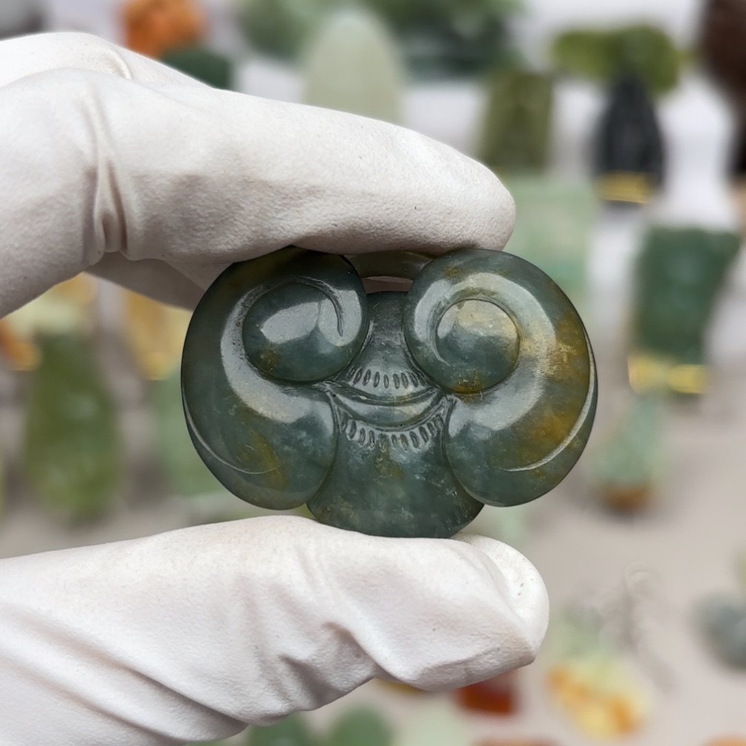 蛇纹石玉颈饰未镶嵌