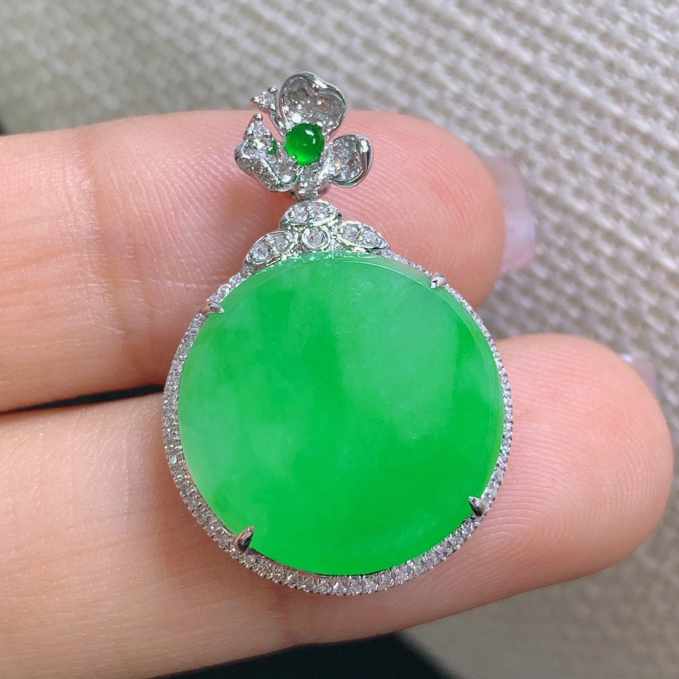 缅甸天然A货翡翠18k金镶嵌飘阳满绿无事牌女款吊坠26.5*18*5.8