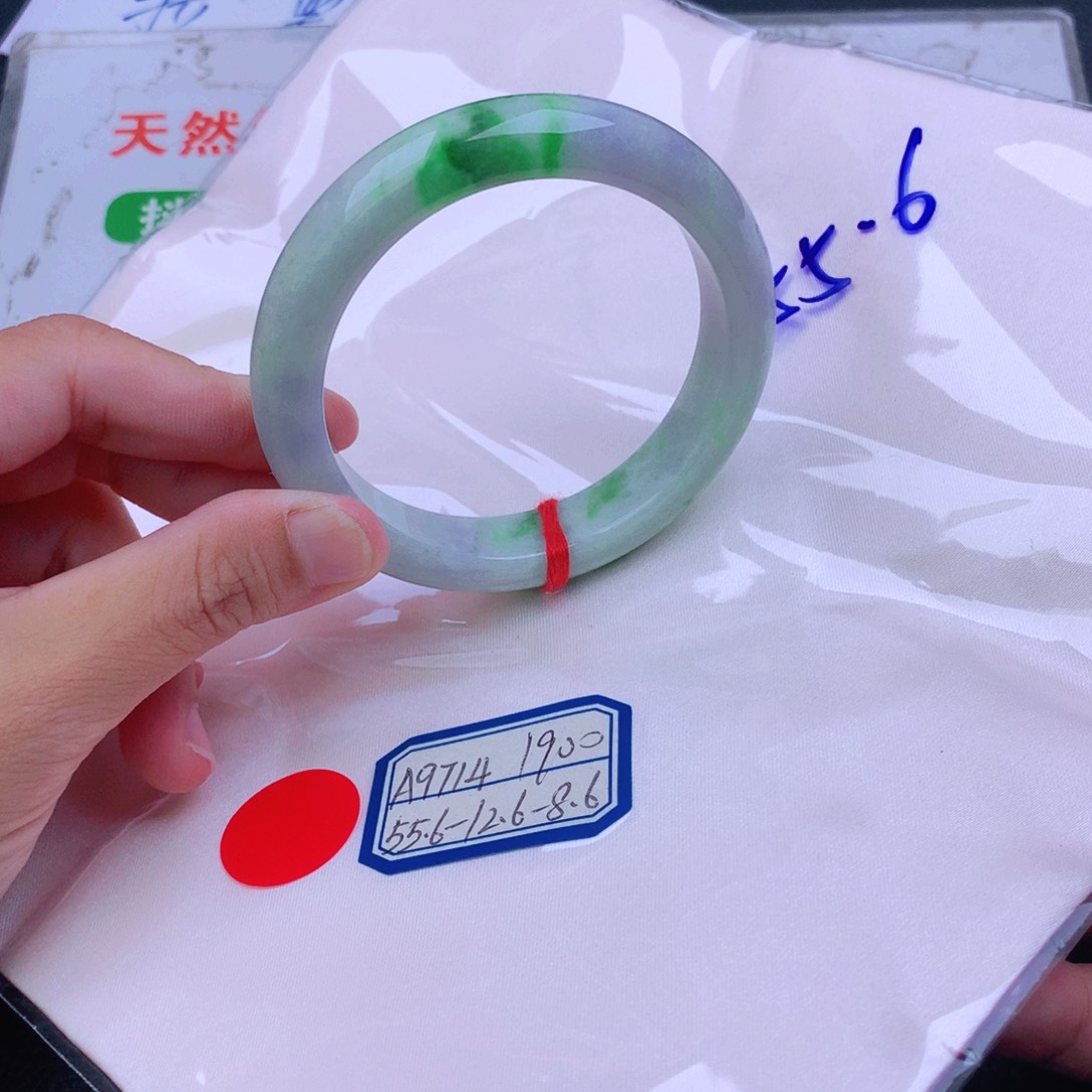 翡翠手镯未镶嵌翡翠