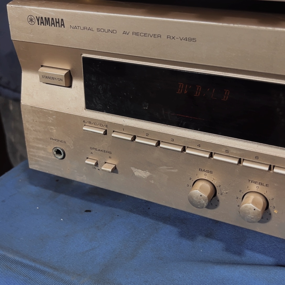 8新雅马哈495功放一个，少一个旋钮，线被剪了，正常使用