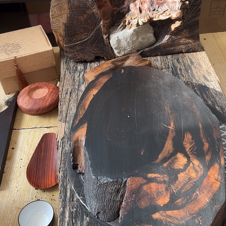 郐***界苍月乌木风化随型摆件