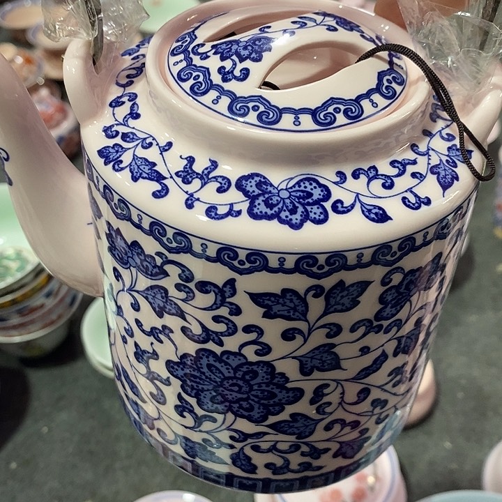 摆件陶红稀土缠枝莲壶