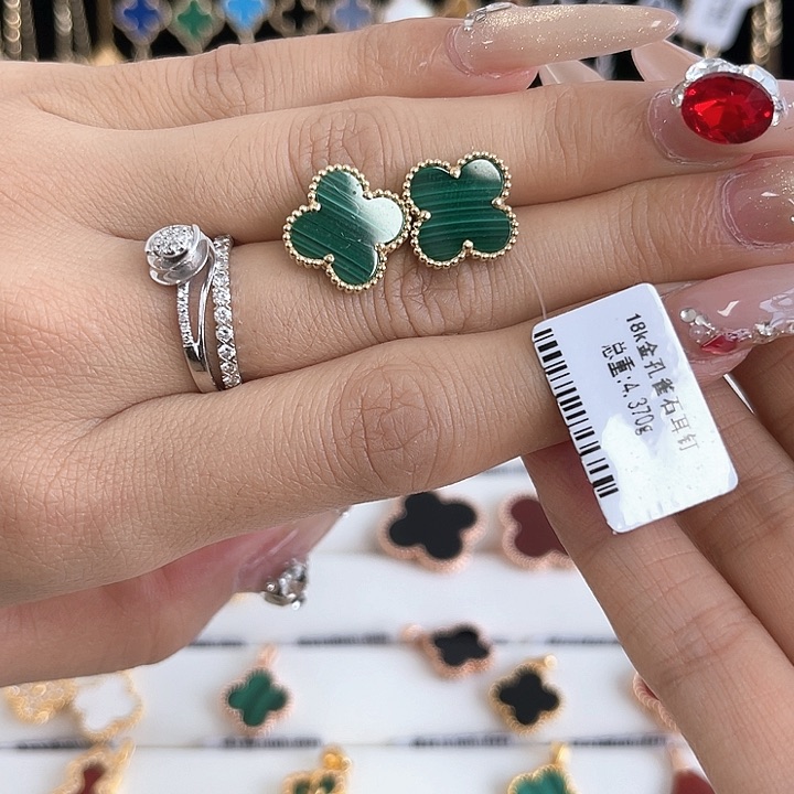 耳饰18K金镶嵌合成碳硅石（莫桑石）五花耳钉