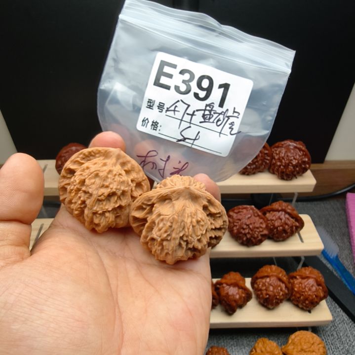 唐***圣吊坠文玩核桃47盘龙虎头树头收藏级