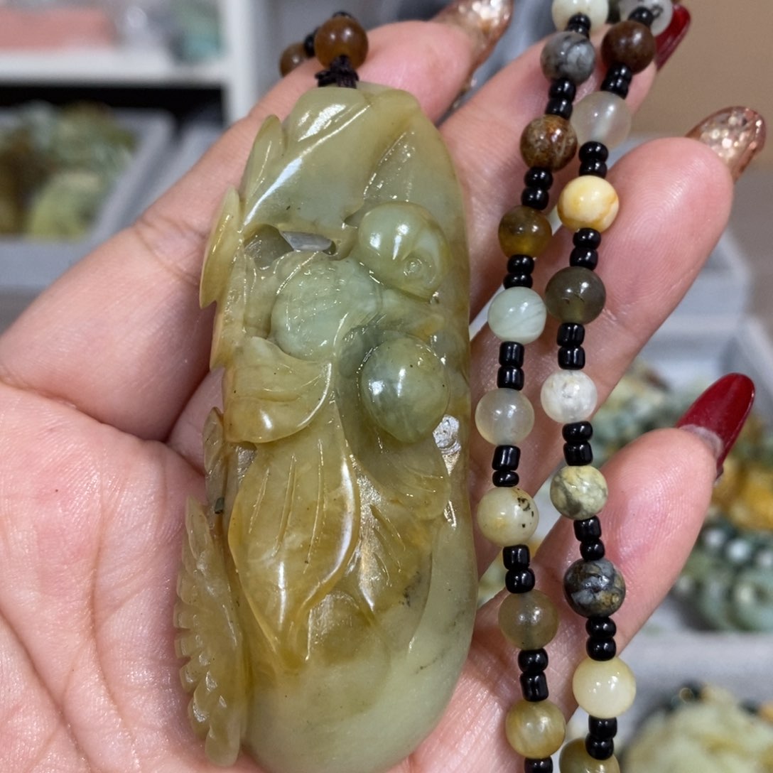 蛇纹石玉颈饰未镶嵌