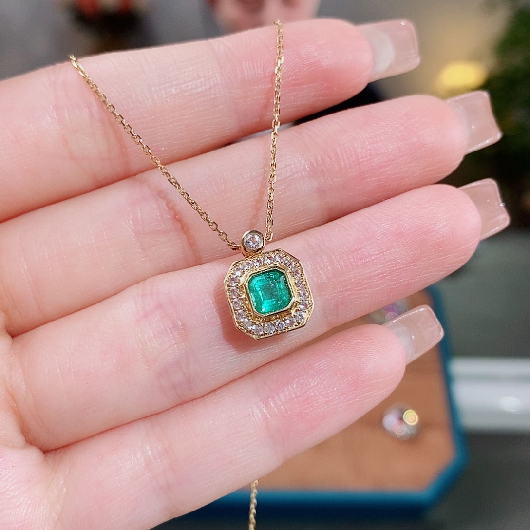 祖母绿颈饰18K金镶嵌0.52ct