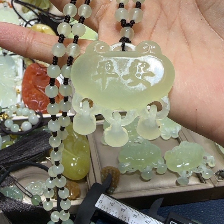 蛇纹石玉吊坠未镶嵌