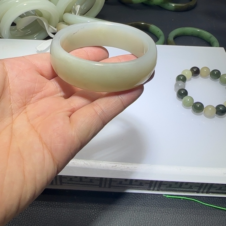 和田玉未镶嵌手镯54.4圈围68瑕