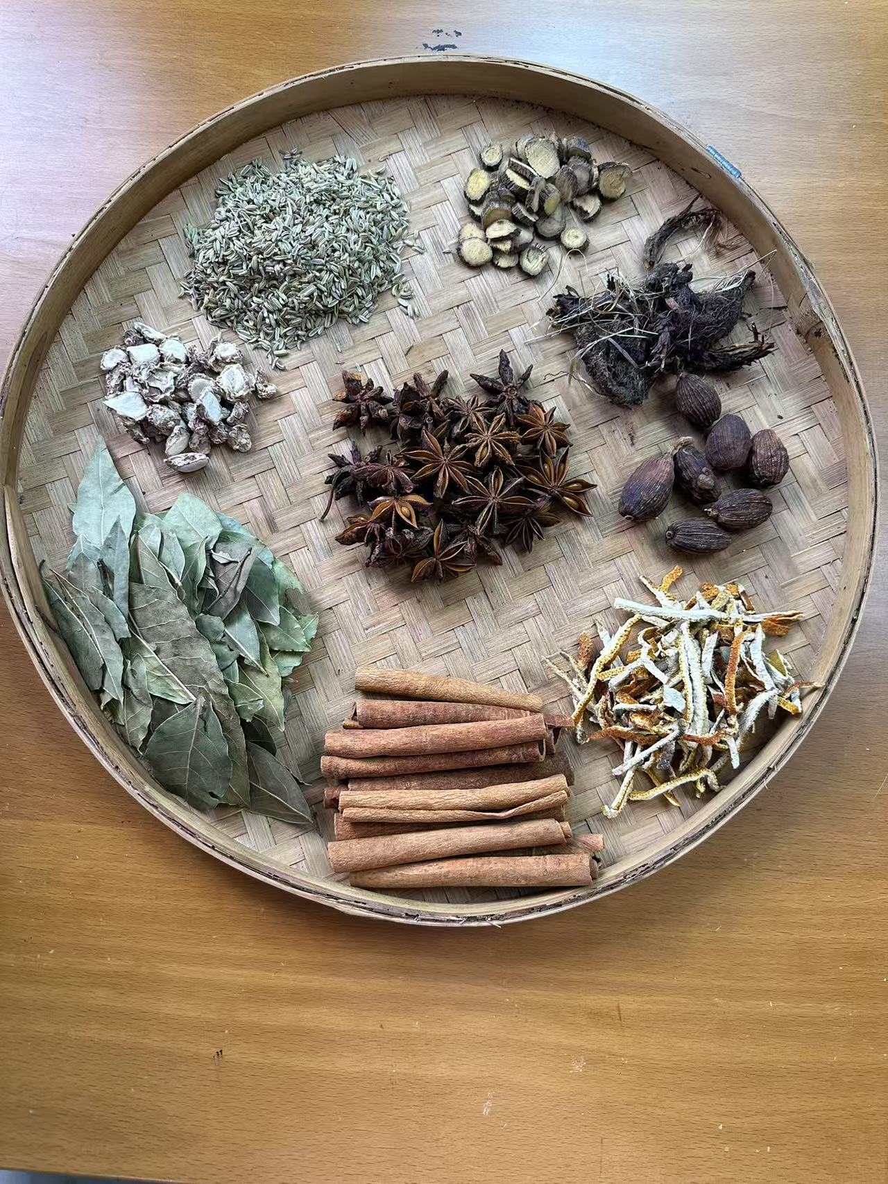 香肉配料，八角，草果，桂皮，香叶，山奈，小茴香，甘松，陈皮甘草