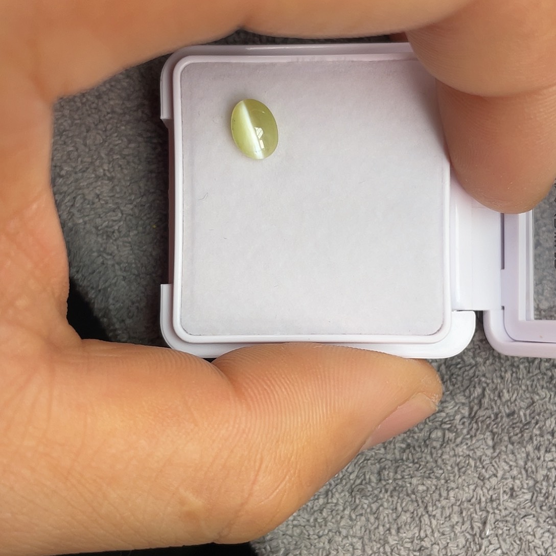 猫眼裸石未镶嵌1.389Ct。