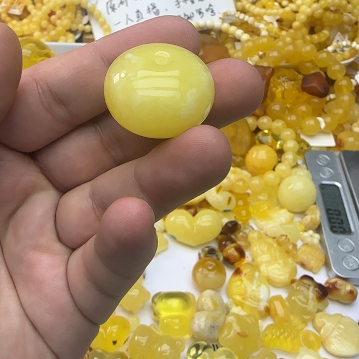 、****琥珀未镶嵌裸石四分之一扣子