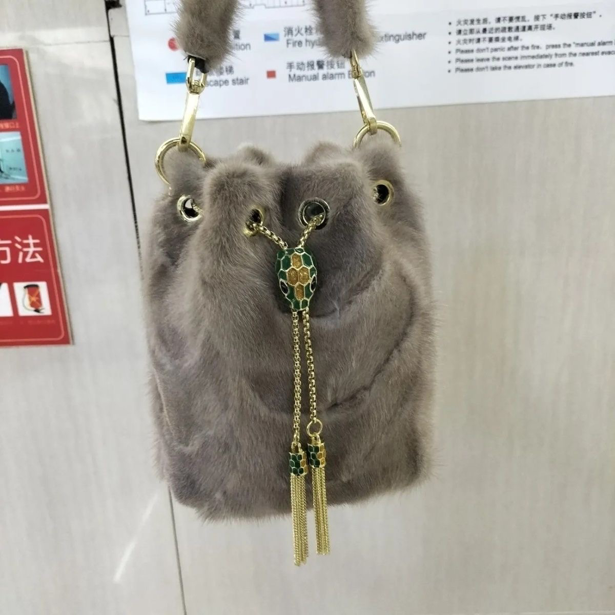 水桶包毛绒手提款锁扣斜挎包单根防刮小包包单肩猫头
