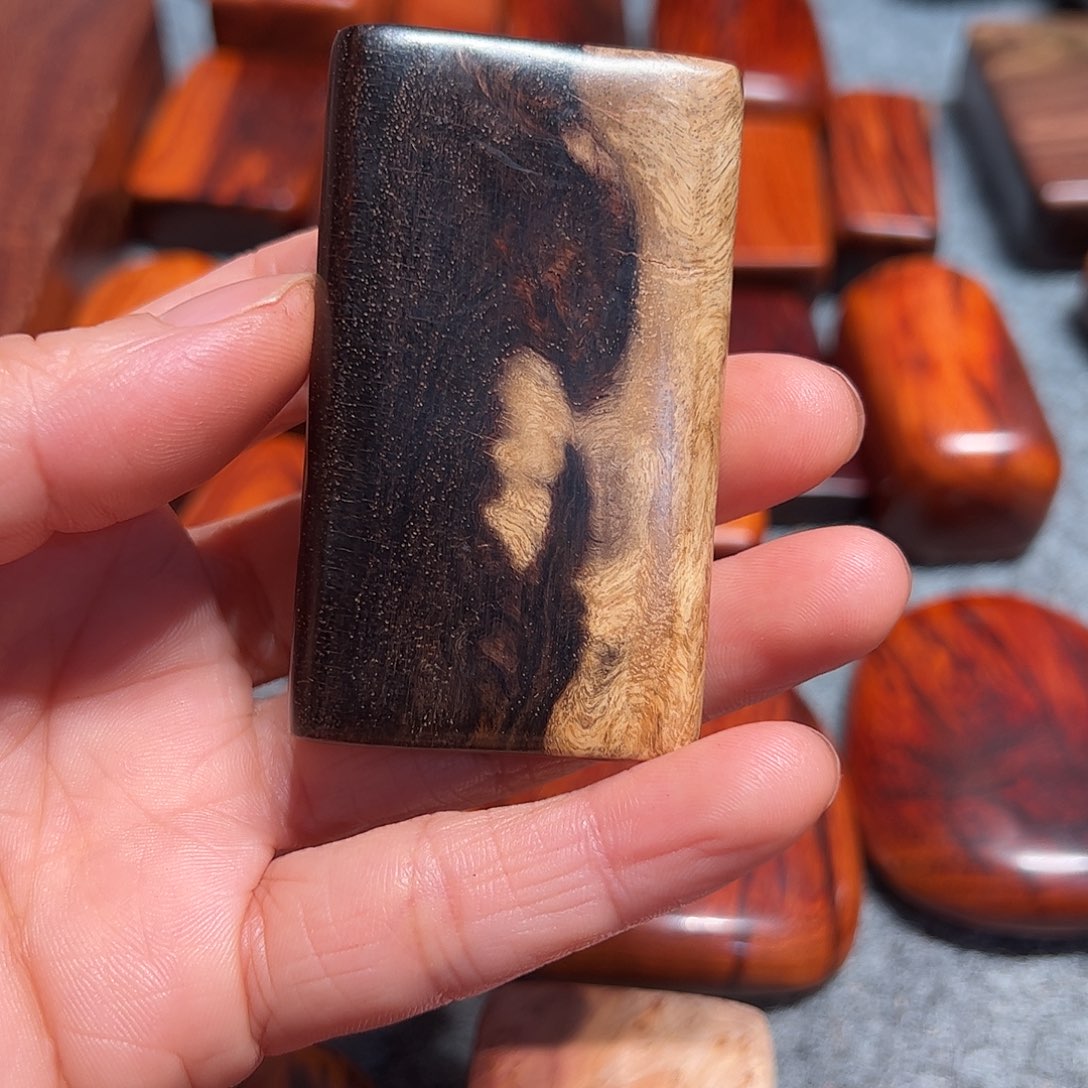 用***1交趾黄檀（大红酸枝）