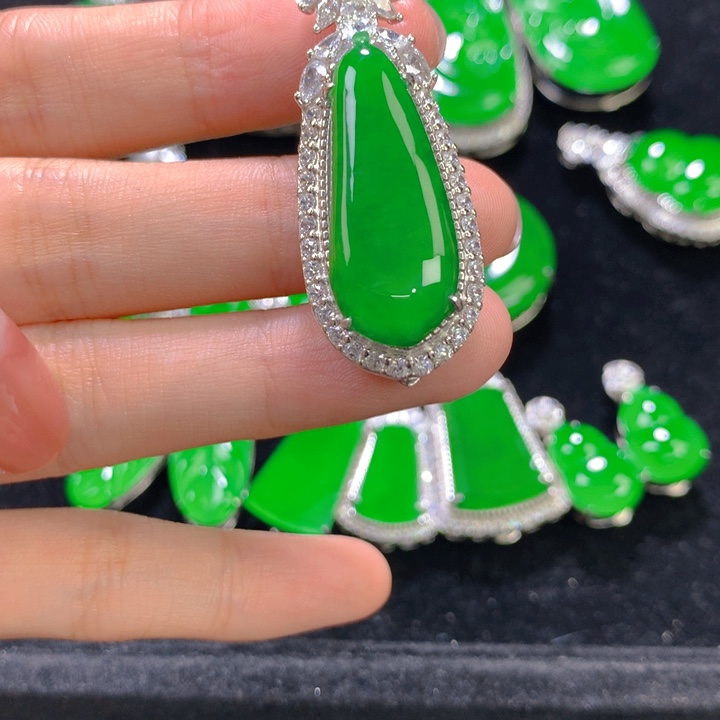 L***n翡翠银S925镶嵌颈饰一个