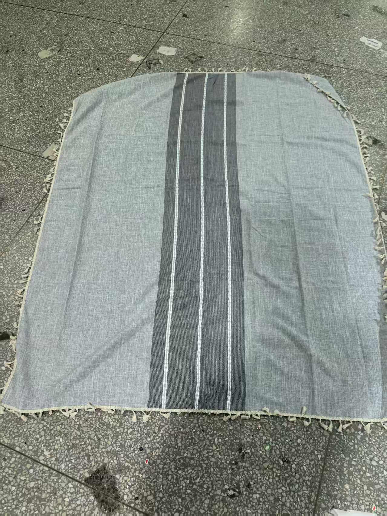 《厚广家》3楼135×170灰色条纹仿麻带花边桌布 发1张