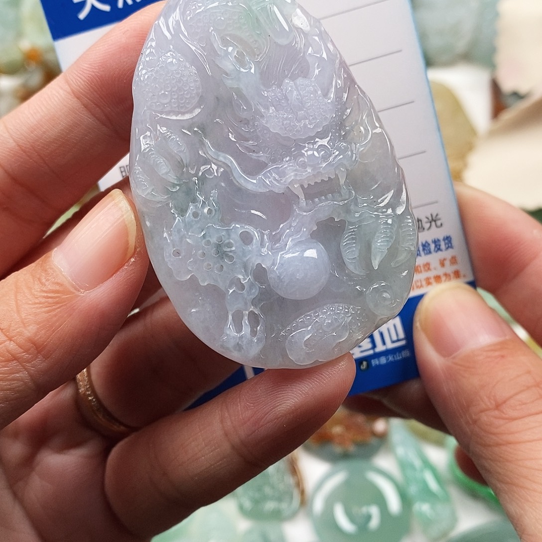 翡翠未镶嵌颈饰龙