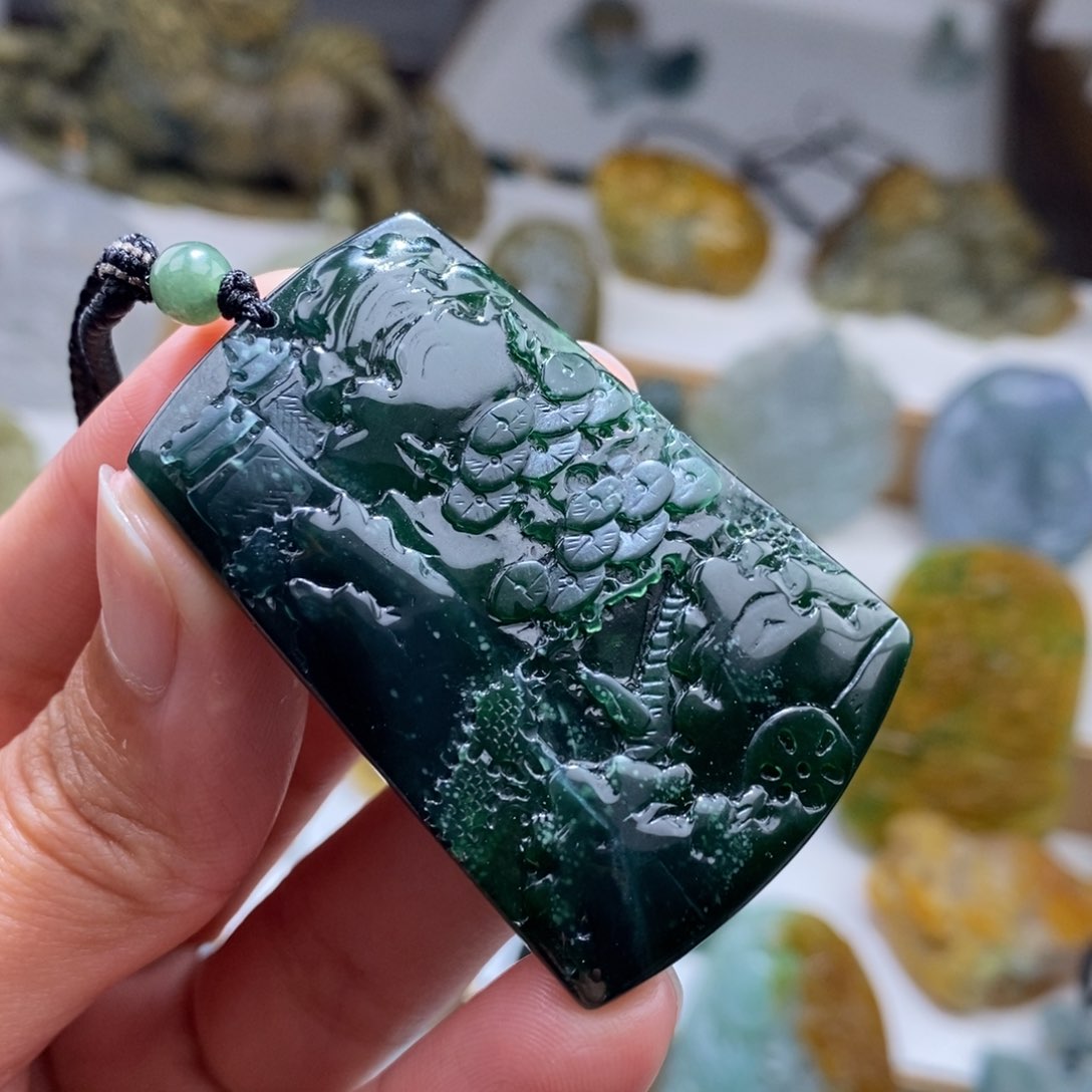 翡翠颈饰未镶嵌山水牌