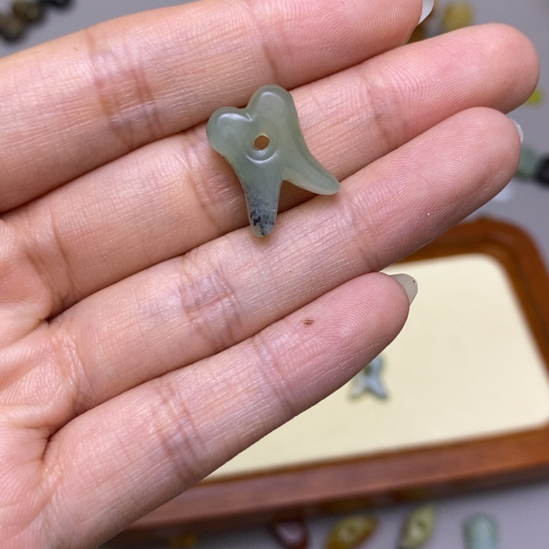 q***r蛇纹石玉未镶嵌配饰