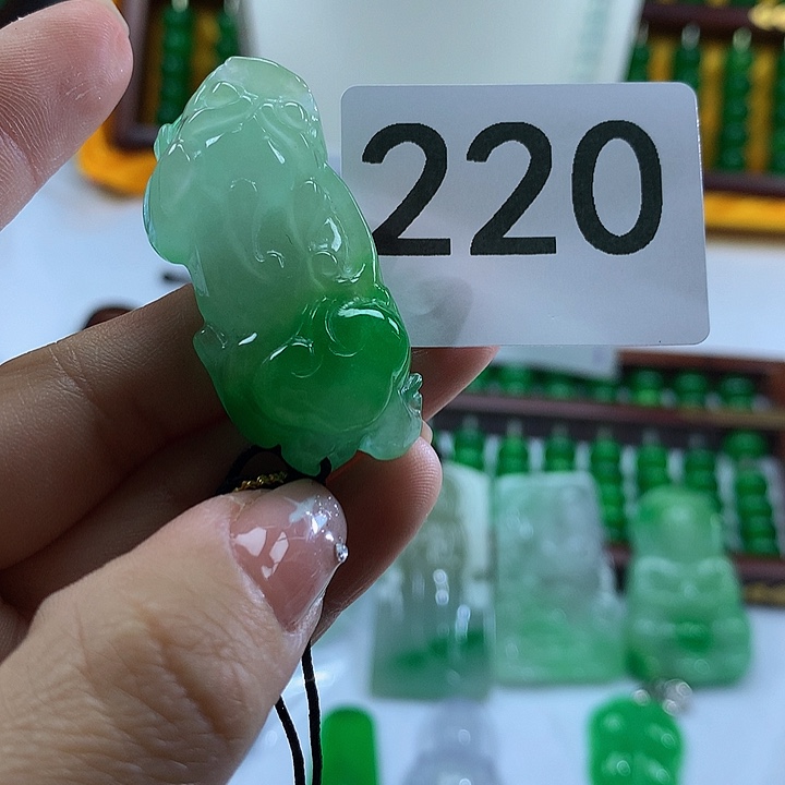 翡翠未镶嵌吊坠(赠链)