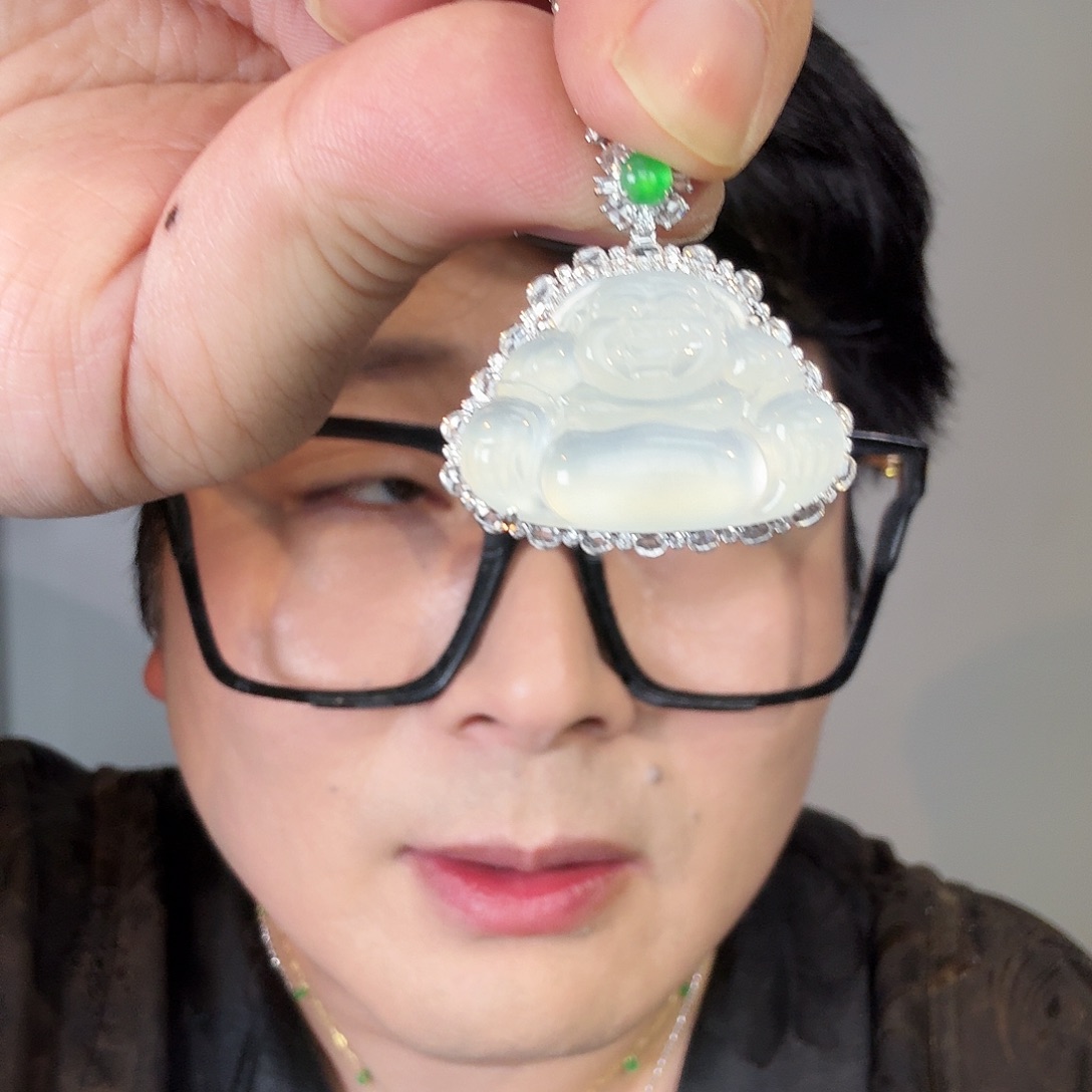 猪***叶翡翠18K金镶嵌颈饰一件